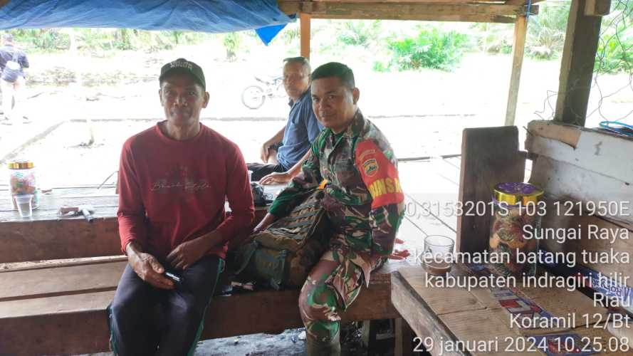 Babinsa Sosialisasikan Masa Tanam Padi kepada Masyarakat Sungai Raya