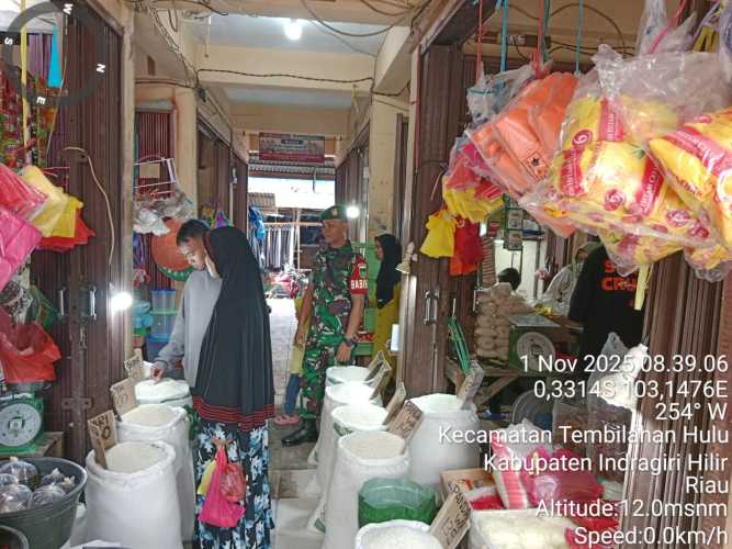 Babinsa Koramil 01/Tembilahan Laksanakan Komduk  di Pasar Kayu Jati Parit 10, Wujudkan Pasar Aman dan Kondusif