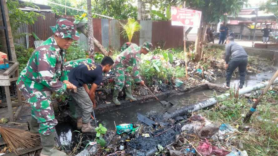 Personil  Koramil 12/Batang Tuaka. Melaksanakan Karya Bakti Terpusat di Tembilahan dalam Rangka Peduli Banjir