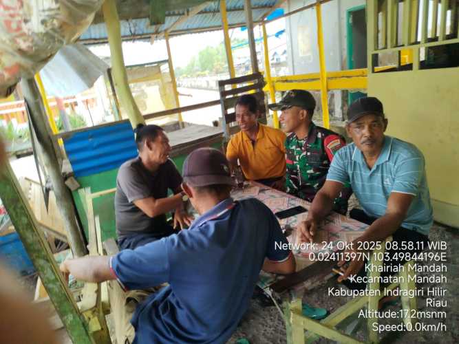 Babinsa Koramil 08/Mandah Gelar Kegiatan Komunikasi Kependudukan Bersama Warga Desa Binaan