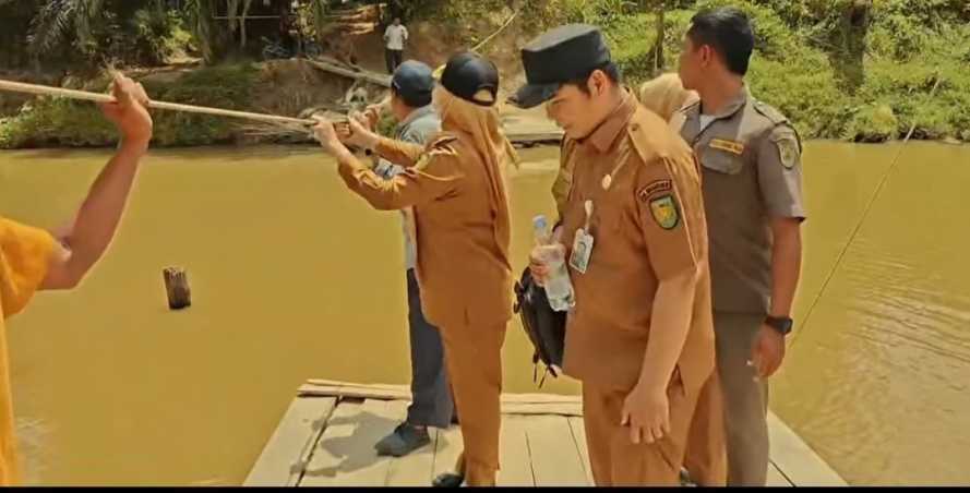 Bersama Camat Kemuning, Pemdes Keritang Pastikan Kondisi Jalan Penyeberangan Jembatan