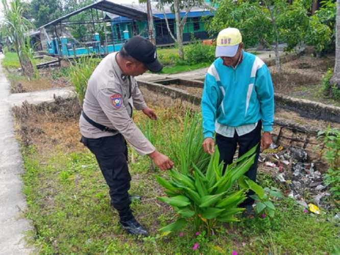 Personel Polsek Enok Manfaatkan Pekarangan Warga Desa Penuhi Kebutuhan Pangan