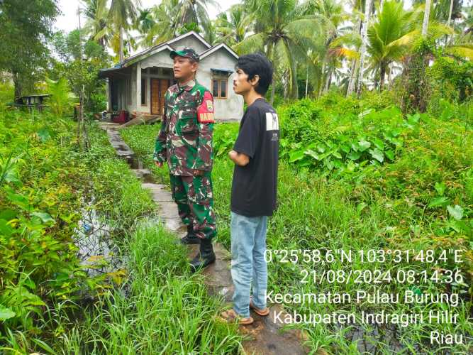 Babinsa Sri Danai Antisipasi Banjir dan Wabah Penyakit di Musim Penghujan.