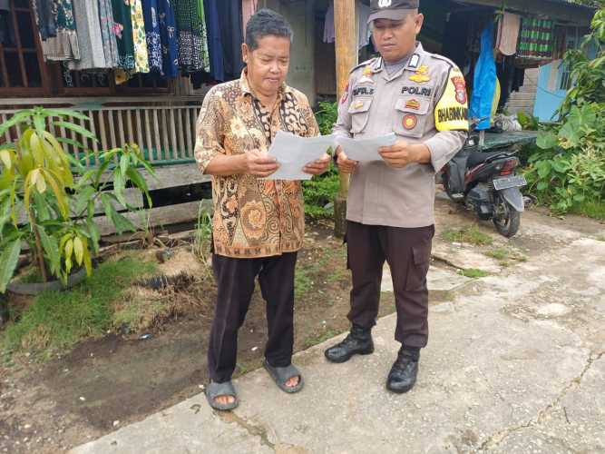 Bhabinkamtibmas Polsek Pelangiran menyosialisasikan secara masif Maklumat Kapolda Riau