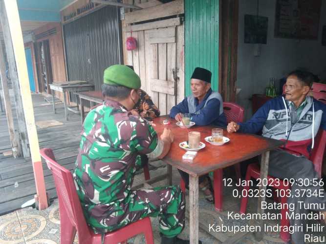 Babinsa Berdiskusi dengan Warga Batang Tumu