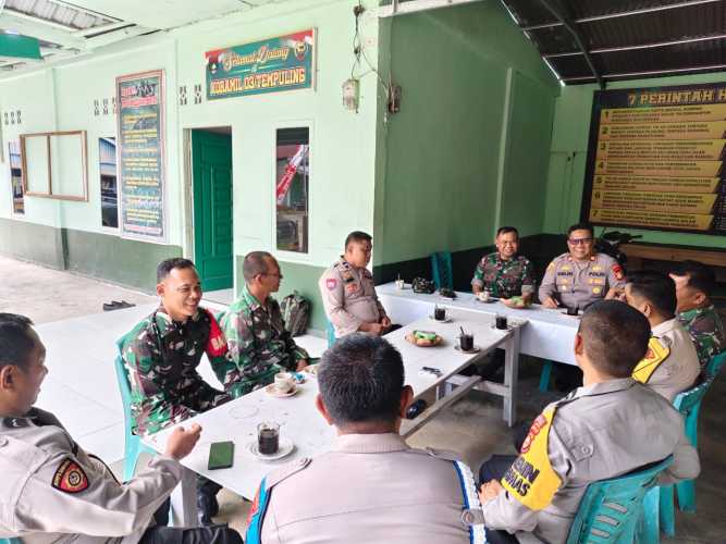 Polsek Tempuling Jalin Silaturahni Dengan Koramil 03/Tempuling, Perkuat Sinergi TNI- Polri Demi Wilayah Aman dan Kondusif