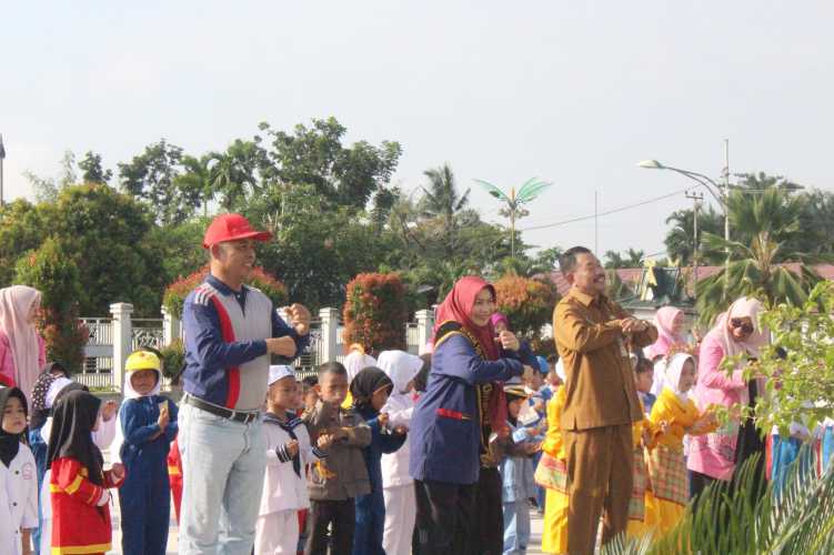 Bunda PAUD Inhil Kenalkan Lingkungan Baru Kepada Anak Saat Terima Kunjungan Anak  PAUD di Kediaman Pj. Bupati Inhil