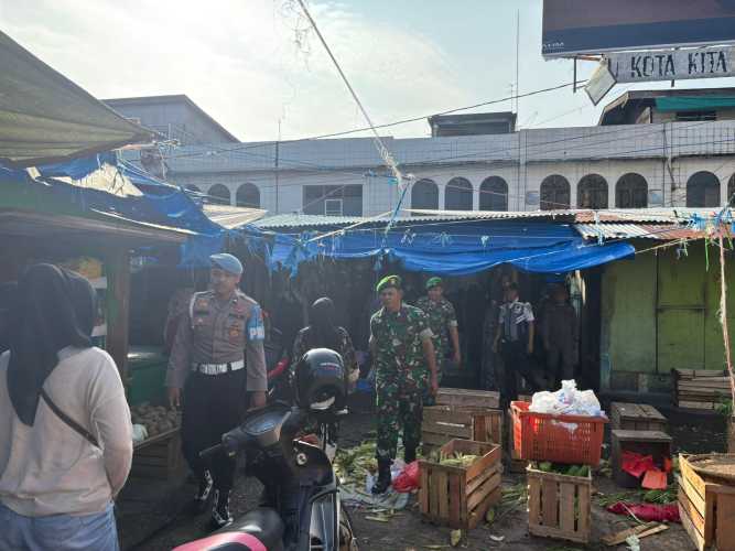 Babinsa Sertu Rusmawan Laksanakan Pengamanan H-1 Tahun Baru 2026 di Pasar Air Mancur Inhil