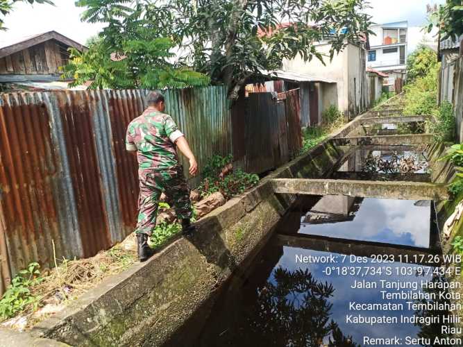 Cegah Banjir, Babinsa Lakukan Peninjauan Drainase Masyarakat