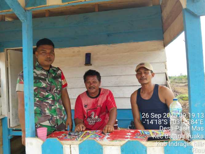 Babinsa Koramil 12/Batang Tuaka Himbau Pekerja Perkebunan Jaga Keselamatan Kerja