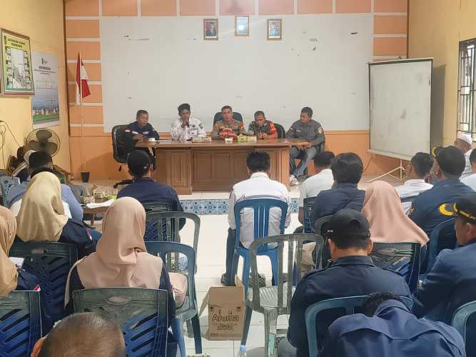 Kapolsek Kempas bersama Forkopimcam Rapat Koordinasi Pemantapan terkait Distribusi Logistik Pemilu 2024.