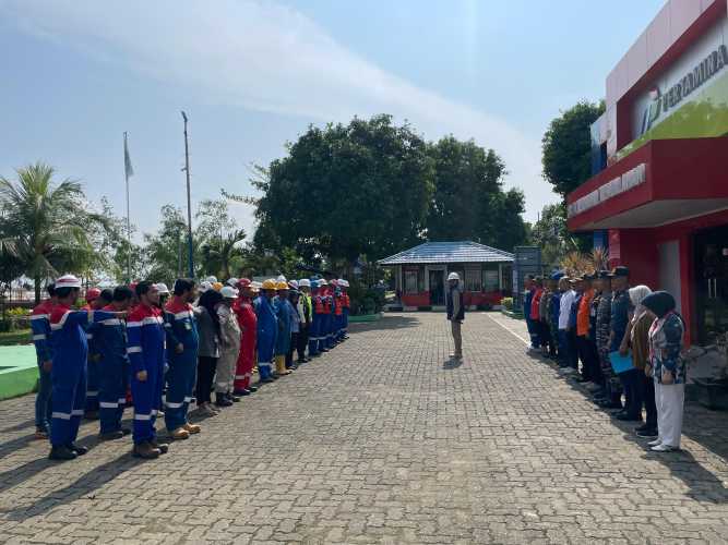 Mewakil Danramil, Pelda M.Darmansyah Lakukan Pendampingan Simulasi Penanggulangan Kebakaran di Fuel Terminal Pertamina Tembilahan