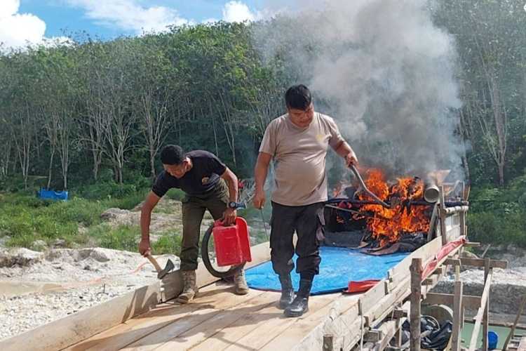 48 Rakit Tambang Ilegal di Area Kebun Karet Pemda Kuansing Ludes Dibakar