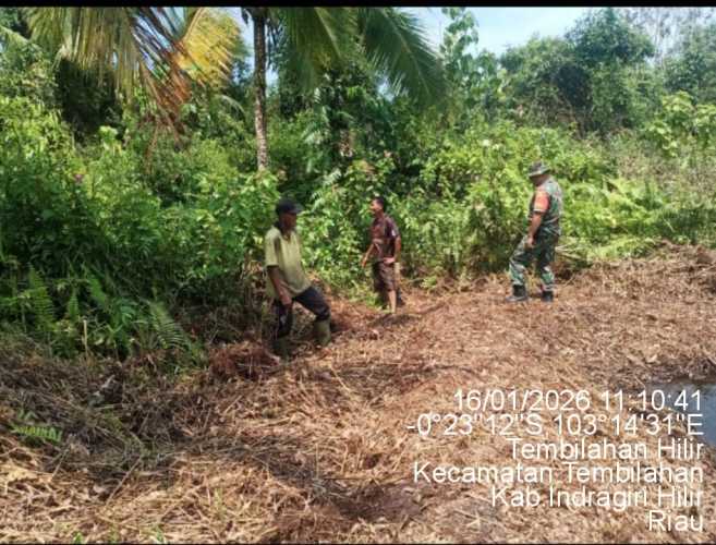 Babinsa Koramil 01/Tembilahan Serma Nuryadi Laksanakan Patroli Terpadu dan Sosialisasi Tapal Batas di Kelurahan Tembilahan Hilir