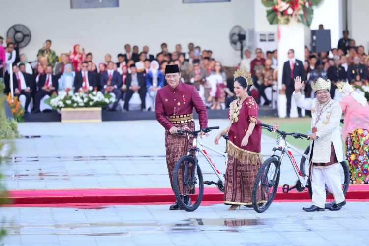 Menangkan Busana Adat Terbaik pada Upacara Penurunan Bendera Sang Merah Putih, Menteri AHY: Tradisi yang Baik untuk Lestarikan Budaya