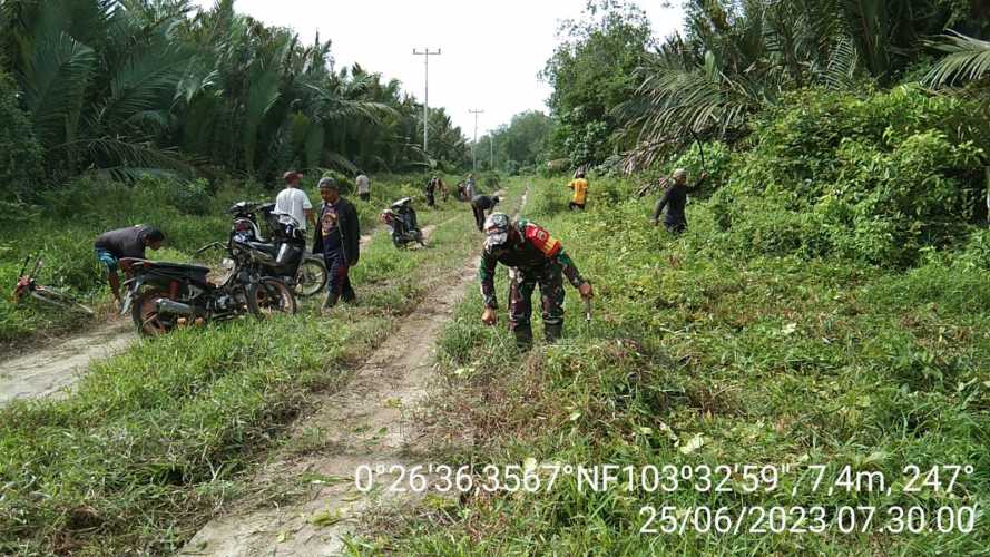 Babinsa Bersama Warga Desa Clearing Jalan Poros