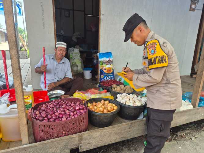 Tingkatkan Harkamtibmas, Bhabinkamtibmas Polsek Pelangiran Gencarkan Program DDS Quick Wins Kapolri di Desa Tagagiri Tama Jaya