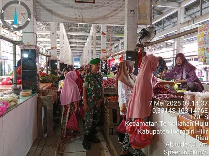 Babinsa Koramil 01/Tembilahan Jaga Mutu dan Kualitas Pasar Rakyat
