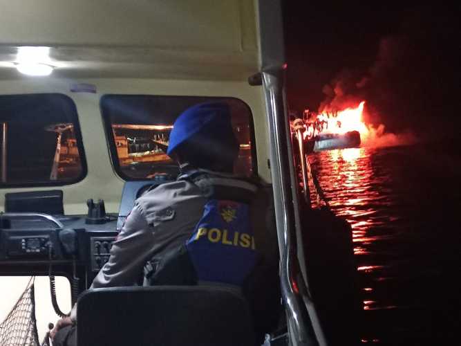 1 Kapal Nelayan Di Cilacap Terbakar, Kerugian Di Taksir Hingga 1 Milyar