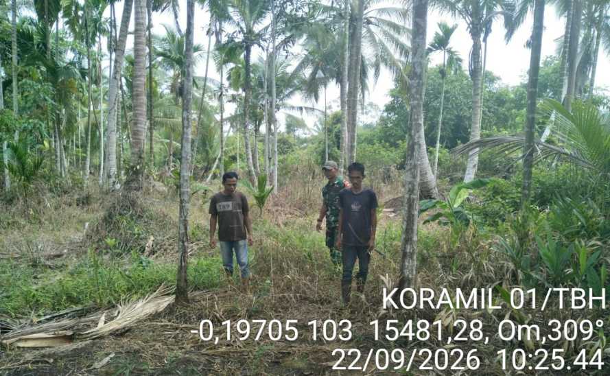 Babinsa Serka Jondri Laksanakan Pengawasan Tapal Batas di Sungai Perak