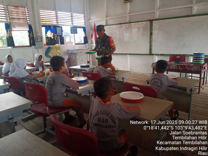 Babinsa Sertu Anton Dampingi Program Makan Bergizi 1.416 Porsi di Tembilahan