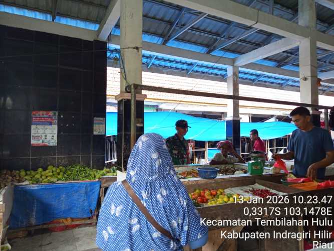 Babinsa Serda Ronald Manalu dalam membangun kesadaran pedagang akan kebersihan pasar