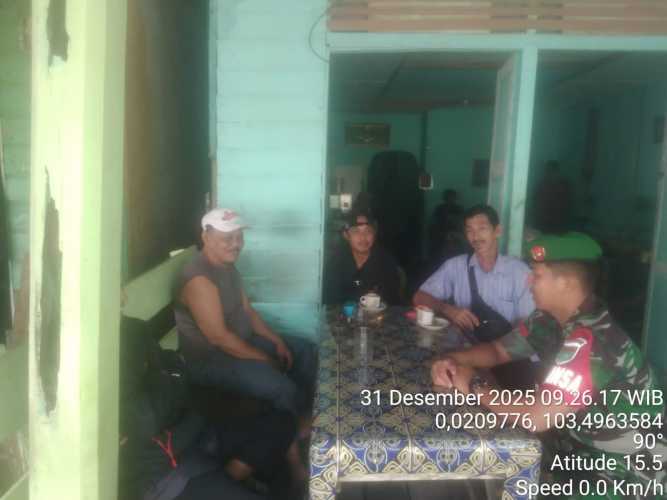 Babinsa Mandah menjaga dan memperkuat komunikasi kependudukan (Komduk) bersama masyarakat: