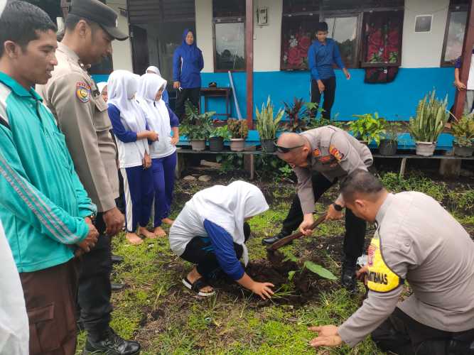 Kapolsek Pulau Burung Tanam Pohon Mangga di SMPN 02, Wujud Nyata Green Policing untuk Masa Depan yang Lebih Hijau