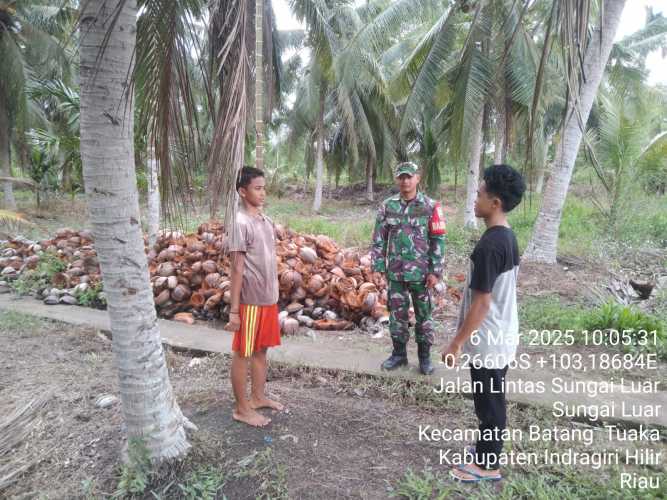 Babinsa Koramil 12/Batang Tuaka Lakukan Sosialisasi dan Patroli Karhutla, Situasi Aman dan Terkendali