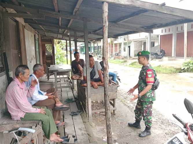 Babinsa Serda Ronal Manalu menjalin kerja sama dengan tukang parkir setempat Dalam Wujudkan Keamanan Lingkungan