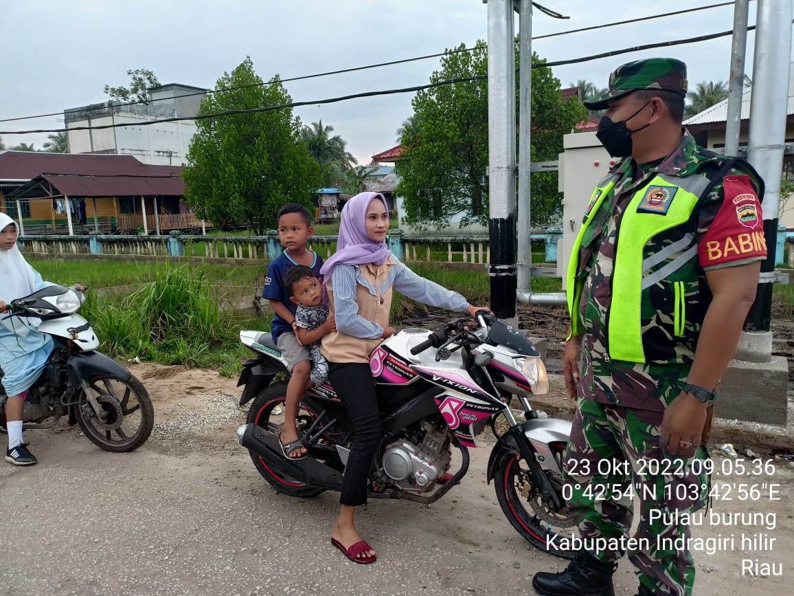 Babinsa Koramil 11/Pulau Burung Kodim 0314/Inhil  Sertu Kadirus  Lakukan Inspeksi Pengguna Jalan