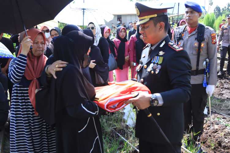 Kapolres Inhil AKBP Farouk Oktora S.H,S.I.K, Pimpin Upacara Pemakaman  almarhum AKP Hendri J., S.H.