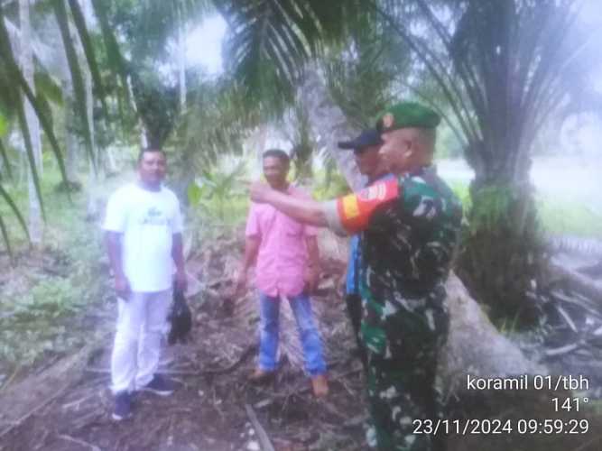 Pelda Darmansyah  Babinsa Koramil 01/Tembilahan Memantau Aktifitas Karhutlah di Wilayah Pekankamis