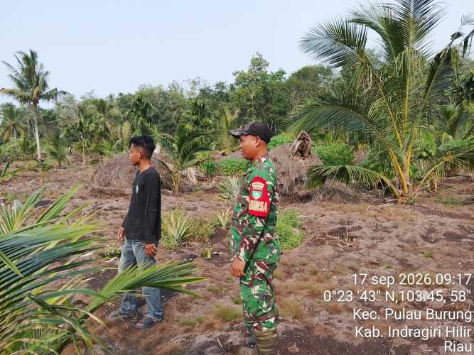 Babinsa Serda Hendra Kardi Jaga Titik Tapal Batas Wilayah Desa Pulau Burung