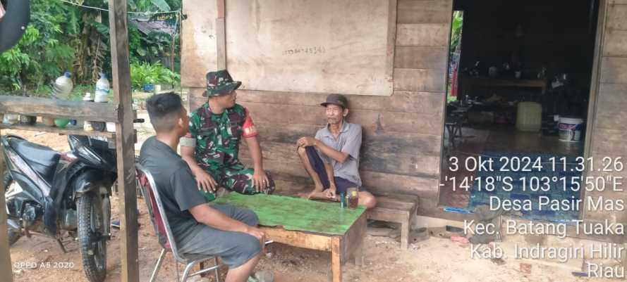 Babinsa Mengajak Warga Saling Membantu dalam Lingkungan Sosial