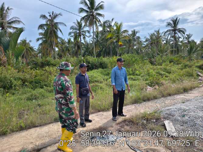 Babinsa Koramil 11/Pulau Burung Perkuat Pengawasan Wilayah Melalui Patroli Tapal Batas