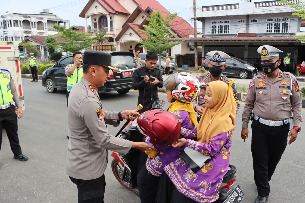 Kapolres Berikan Hadiah Kepada  Pengendara Yang Tertib Dalam Berkendara