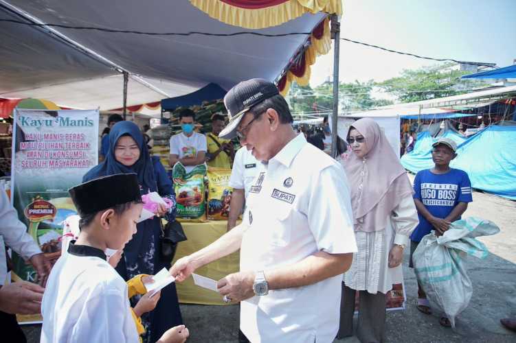 Dengan Operasi Pasar, Bupati Inhil Berharap dapat Menekan Harga Kebutuhan Bahan Pokok yang Naik Menjelang Idul Fitri.