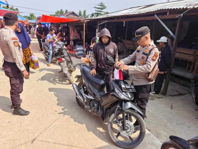 Polsek Enok Gelar Ekspedisi Merah Putih Presisi, Bagikan Bendera dalam Rangka HUT ke-81 RI