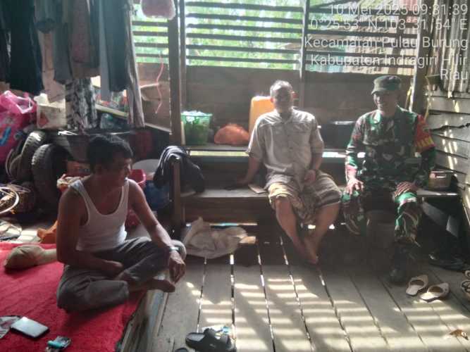 Babinsa Koramil 11/Pulau Burung Kampanyekan Kebersihan Lingkungan di Desa Manunggal Jaya