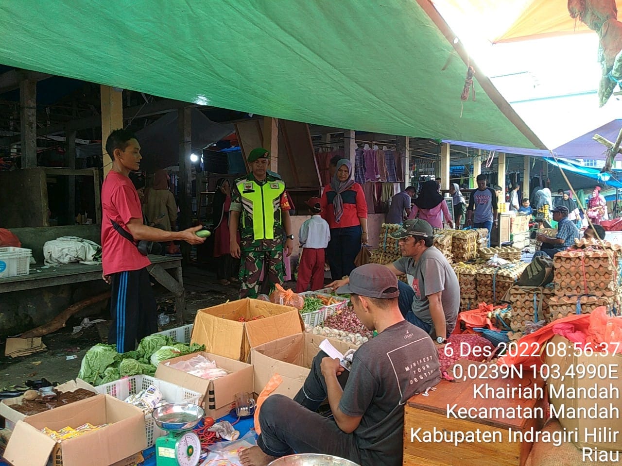 Babinsa Mandah Berkeliling di Pasar Tradisional