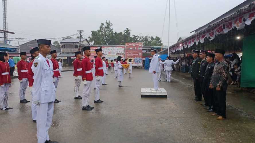 Upacara Penurunan Bendera di Pulau Palas Tetap Khidmat Meski Diguyur Hujan