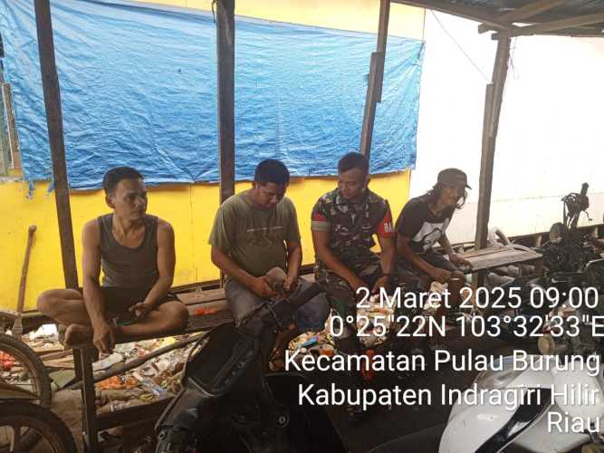 Babinsa Koramil 11/PBR Kodim 0314/Inhil Perkuat Silaturahmi di Desa Manunggal Jaya