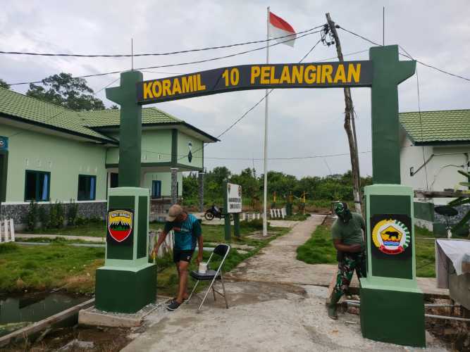 Perindah Kantor ,Anggota Koramil 10/Pelangiran Lakukan  Pengecatan gapura