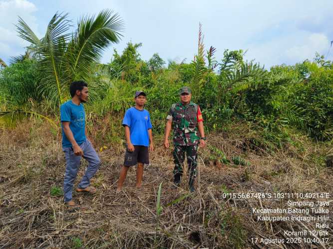 Dengan Semangat Kemerdekaan, Babinsa Batang Tuaka Laksanakan Patroli Karhutlah