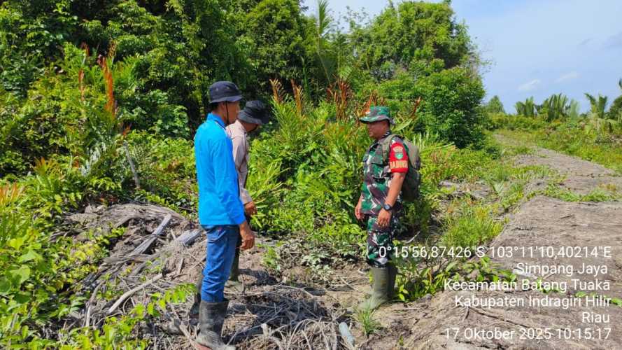 Babinsa Koramil 12/Batang Tuaka Laksanakan Sosialisasi dan Patroli Tapal Batas di Desa Simpang Jaya
