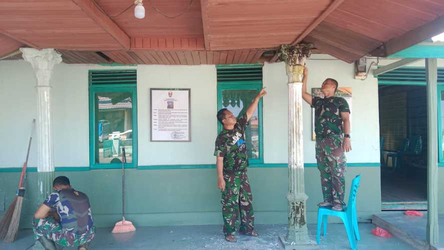 Danramil Pimpin Kegiatan Pemeliharaan Kantor Rutin