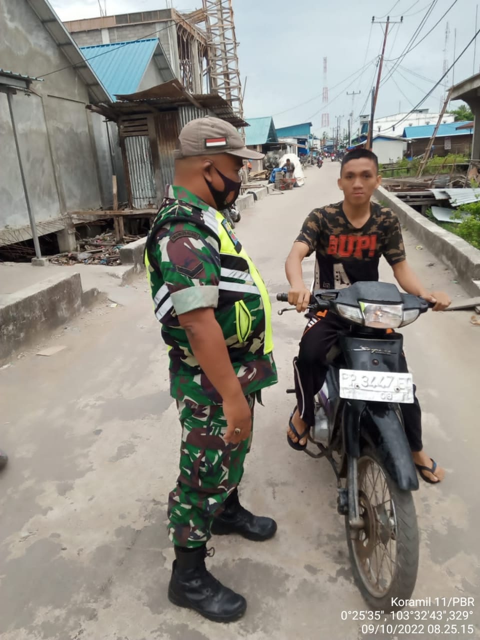 Serda Yulihendra   Babinsa Koramil 11/Pulau Burung Berikan Informasi Kepada Pengguna Jalan