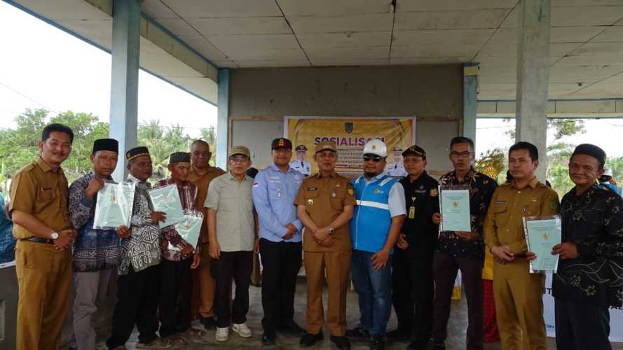 Bersama Bupati Inhil, Kepala BPN Serahkan Sertifikat Tanah Warga UPT Tiram Jaya
