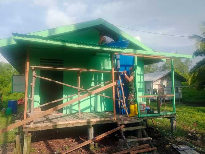 Danramil 11/Pulau Burung Pimpin Kelanjutan Program Baksos Bedah Rumah